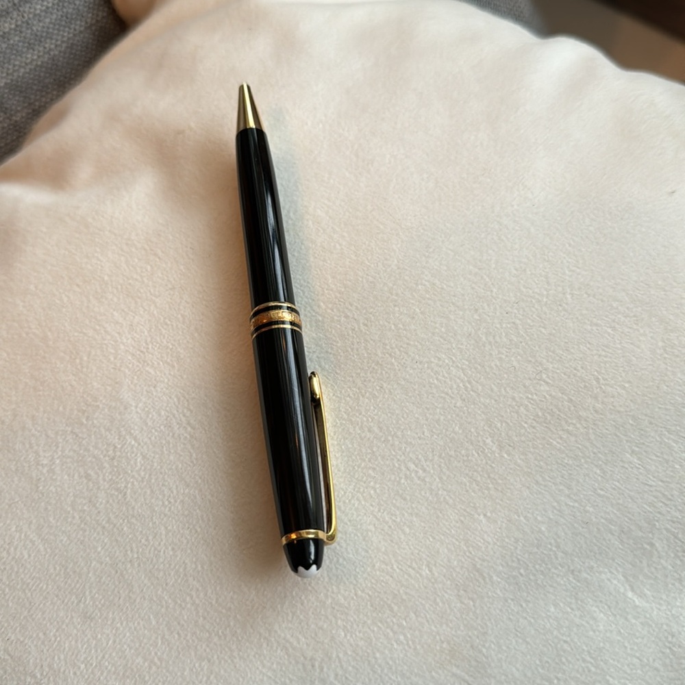 Vintage Montblanc Meisterstruck 146 pen in Etienne Aigner case.